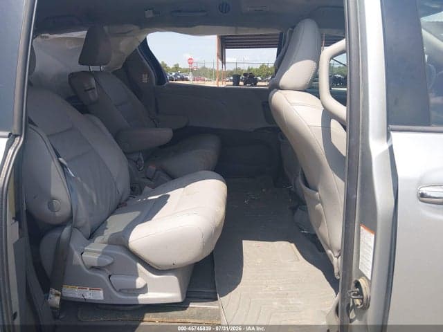 2019 TOYOTA SIENNA XLE 8 PASSENGER 8