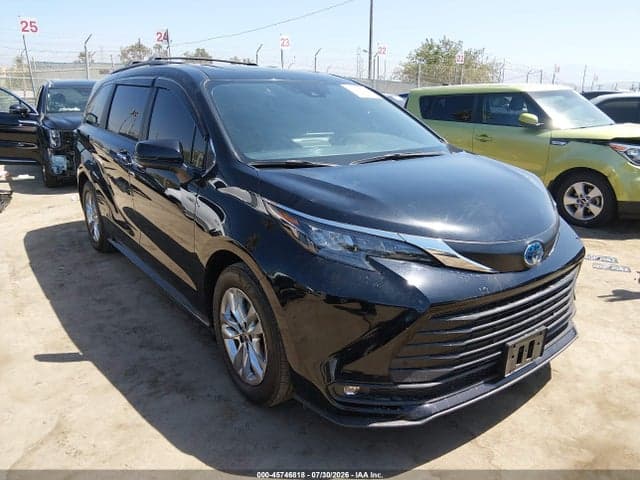 2025 TOYOTA SIENNA XLE