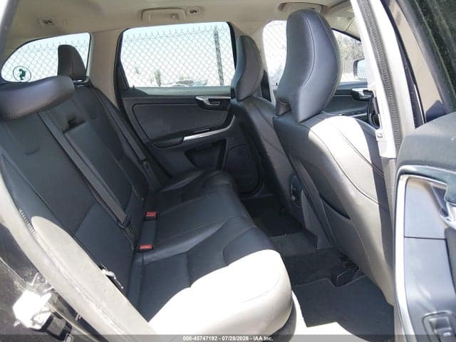 2017 VOLVO XC60 T6 DYNAMIC 8