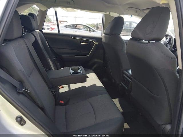 2021 TOYOTA RAV4 XLE 8