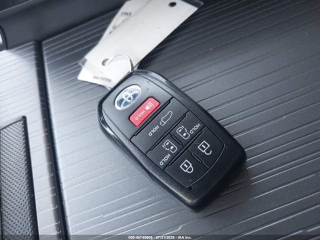 2025 TOYOTA SIENNA XLE 11