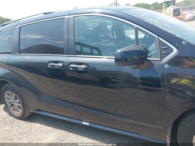 2025 TOYOTA SIENNA XLE 13