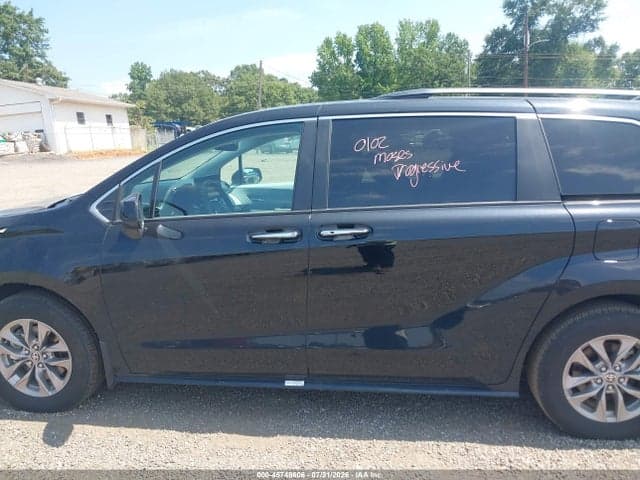 2025 TOYOTA SIENNA XLE 14
