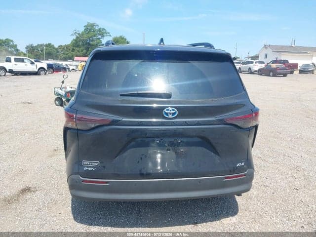 2025 TOYOTA SIENNA XLE 16