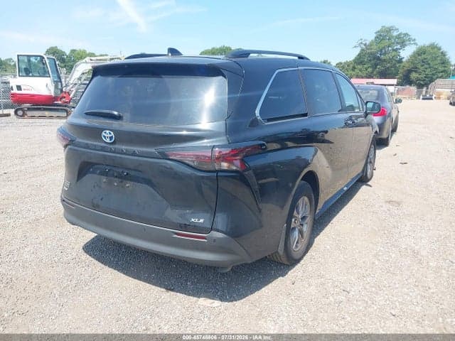 2025 TOYOTA SIENNA XLE 4