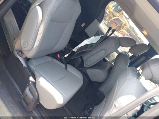 2025 TOYOTA SIENNA XLE 8