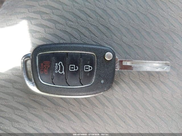 2017 HYUNDAI SANTA FE SE 11
