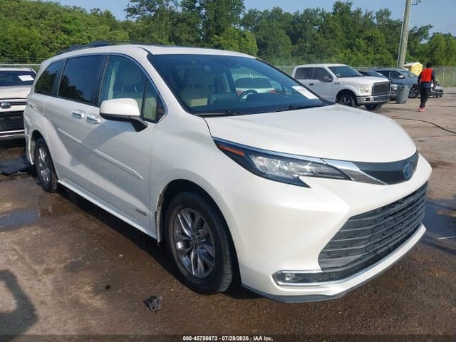 2021 TOYOTA SIENNA XLE 1