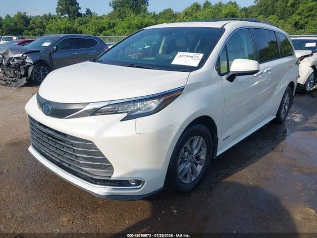 2021 TOYOTA SIENNA XLE 2
