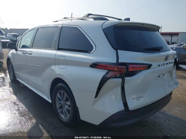 2021 TOYOTA SIENNA XLE 3