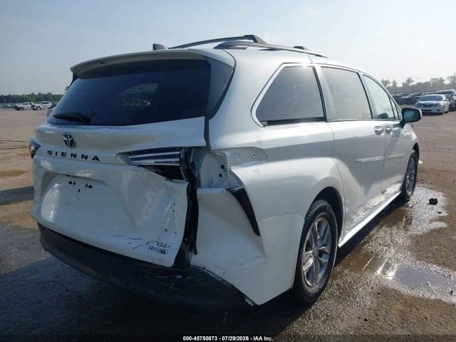 2021 TOYOTA SIENNA XLE 4