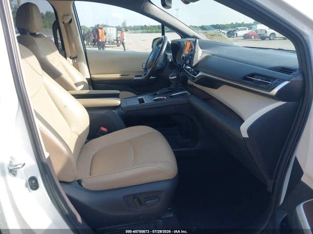 2021 TOYOTA SIENNA XLE 5