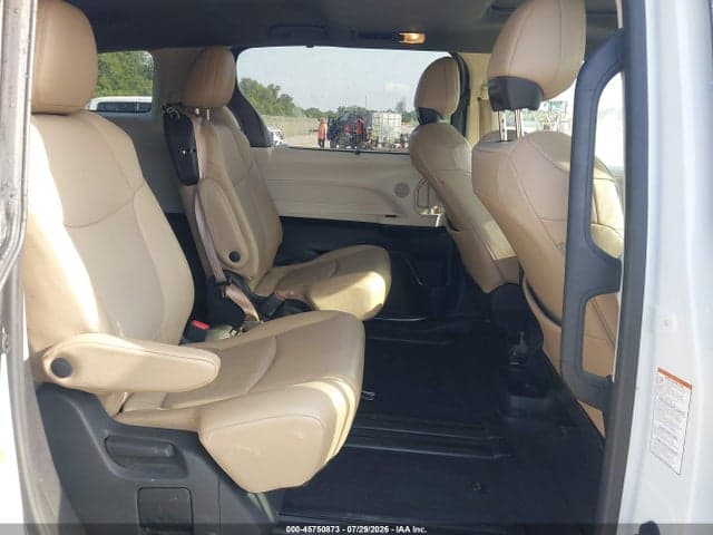 2021 TOYOTA SIENNA XLE 8