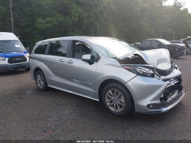 2025 TOYOTA SIENNA XLE