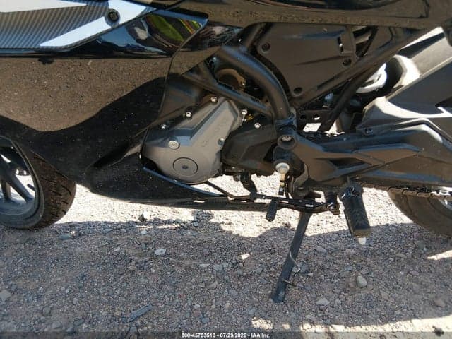 2023 CF MOTO 300SS 9