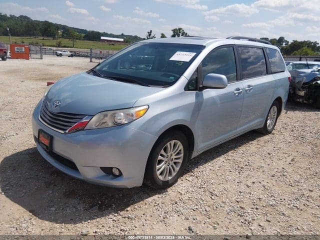 2017 TOYOTA SIENNA XLE 8 PASSENGER 2