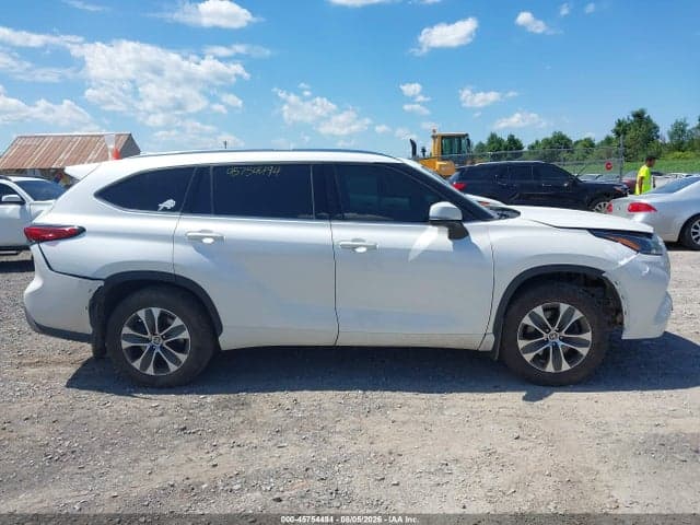 2021 TOYOTA HIGHLANDER XLE 14