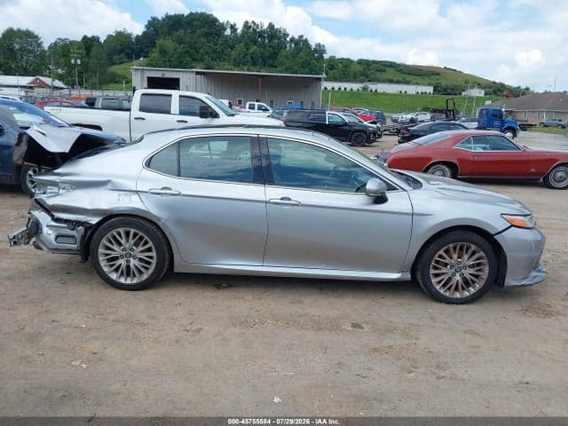 2018 TOYOTA CAMRY XLE 14