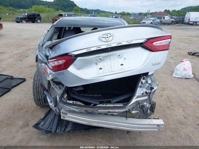 2018 TOYOTA CAMRY XLE 17