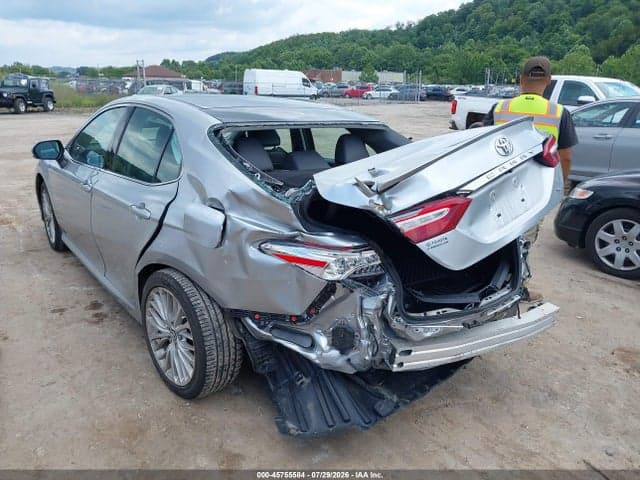 2018 TOYOTA CAMRY XLE 3