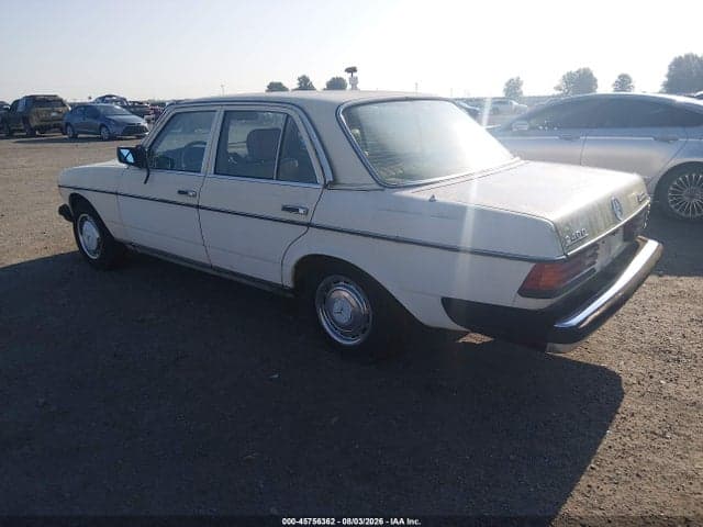 1983 MERCEDES-BENZ 240 D 3