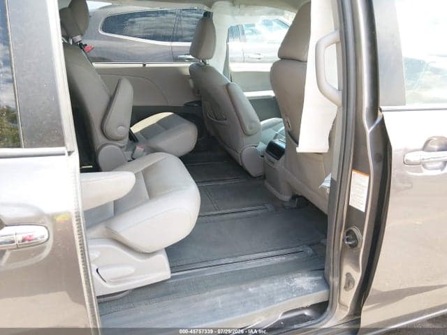 2017 TOYOTA SIENNA XLE 7 PASSENGER 8
