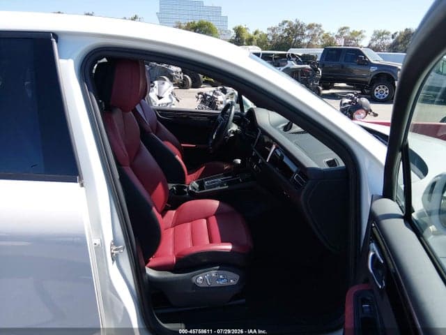 2024 PORSCHE MACAN T 5