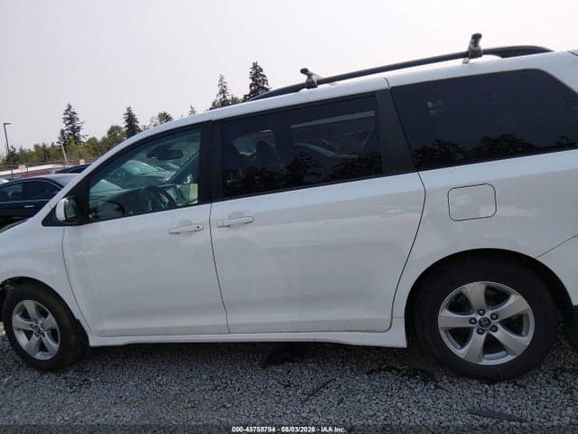 2018 TOYOTA SIENNA LE 8-PASSENGER 15