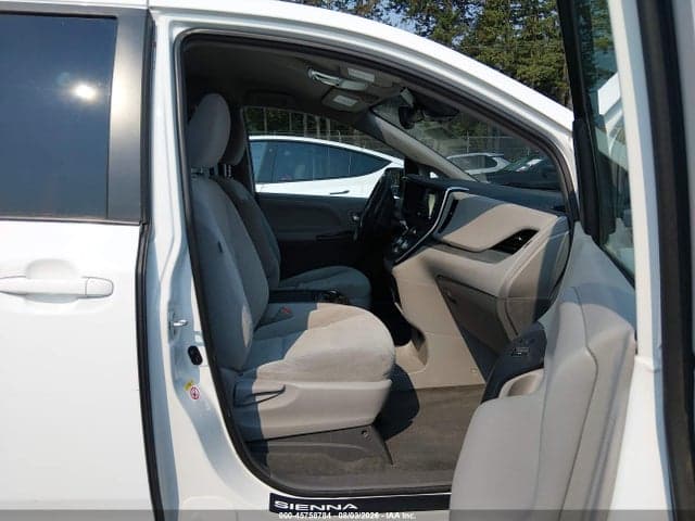 2018 TOYOTA SIENNA LE 8-PASSENGER 18