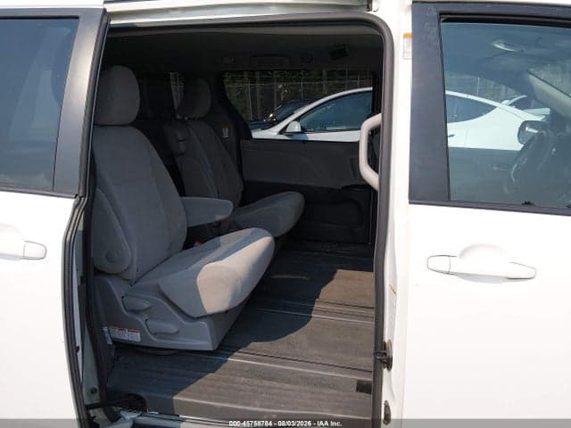 2018 TOYOTA SIENNA LE 8-PASSENGER 19