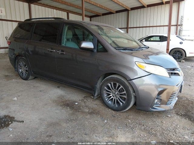2018 TOYOTA SIENNA XLE 8 PASSENGER 1