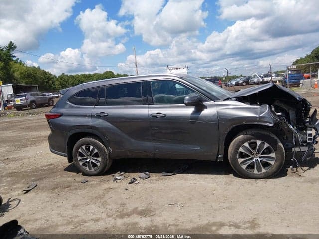 2021 TOYOTA HIGHLANDER XLE 14