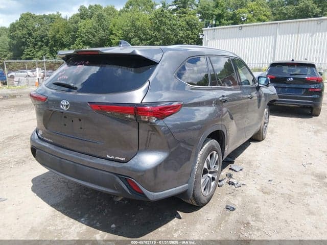 2021 TOYOTA HIGHLANDER XLE 4