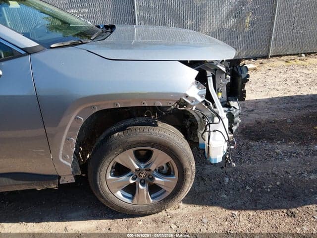 2025 TOYOTA RAV4 XLE 18