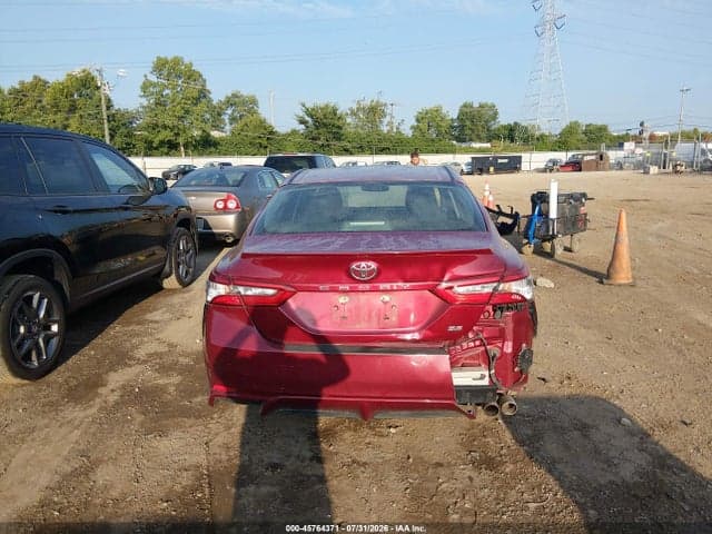 2018 TOYOTA CAMRY SE 16