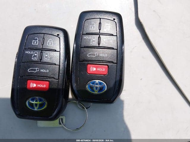 2025 TOYOTA SIENNA XLE 11