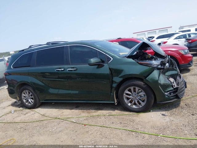 2025 TOYOTA SIENNA XLE 13