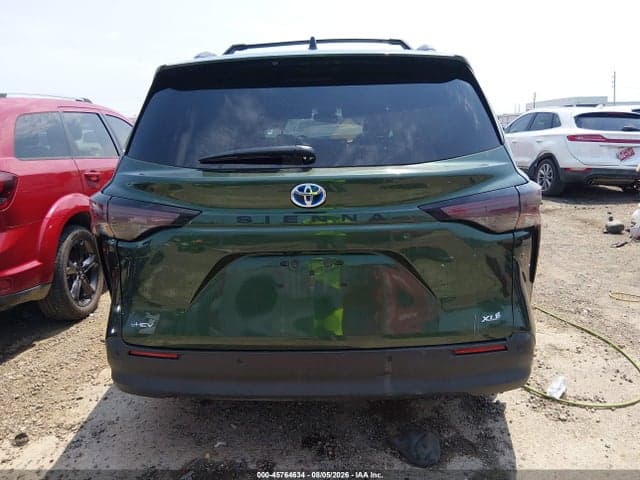 2025 TOYOTA SIENNA XLE 16