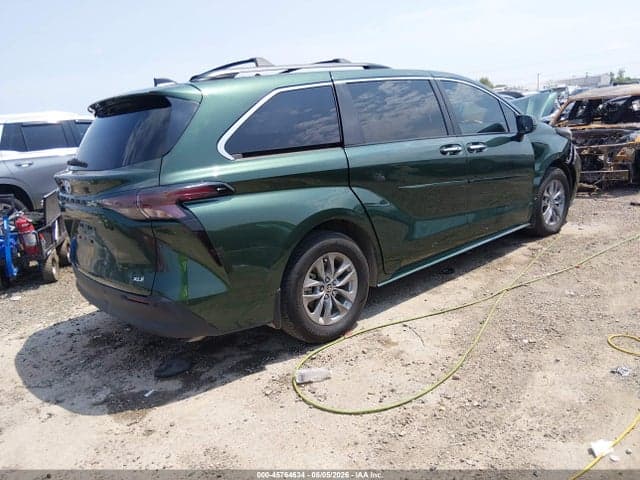 2025 TOYOTA SIENNA XLE 4