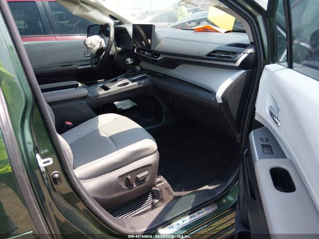 2025 TOYOTA SIENNA XLE 5