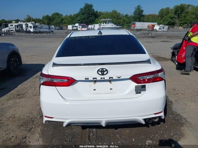 2018 TOYOTA CAMRY SE 16