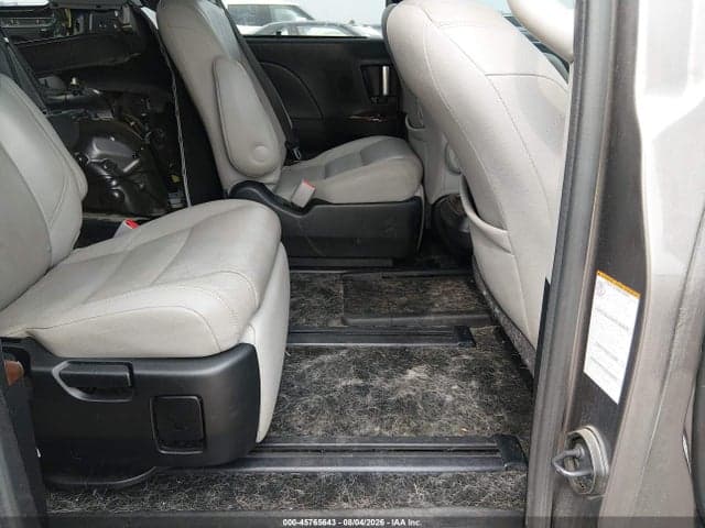 2017 TOYOTA SIENNA LIMITED PREMIUM 7 PASSENGER 8