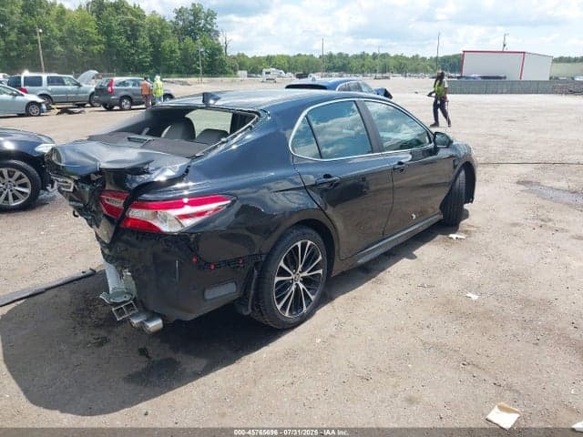 2020 TOYOTA CAMRY SE 4