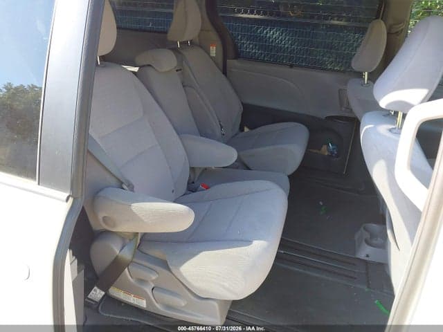 2020 TOYOTA SIENNA LE 8