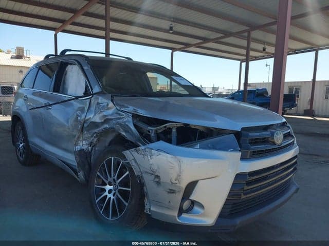2017 TOYOTA HIGHLANDER SE 1