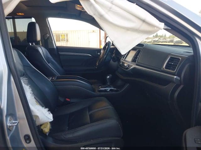 2017 TOYOTA HIGHLANDER SE 3