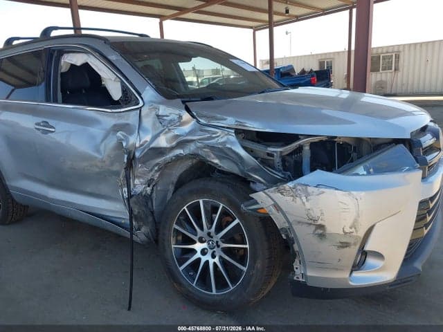 2017 TOYOTA HIGHLANDER SE 4