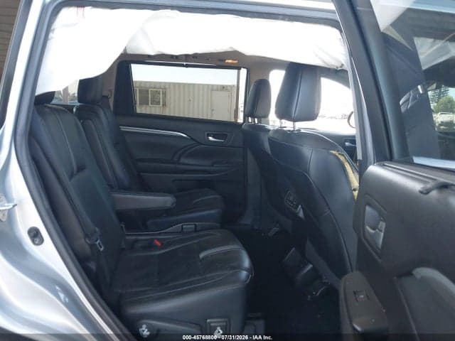 2017 TOYOTA HIGHLANDER SE 6