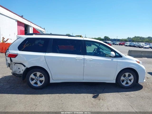 2018 TOYOTA SIENNA LE 8 PASSENGER 14