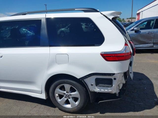 2018 TOYOTA SIENNA LE 8 PASSENGER 18